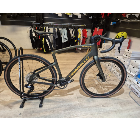 vélo gravel carbone Pinarello Grevil F3 Sram Apex